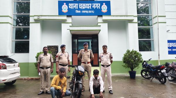 कोतरलिया मेन रोड पर दिनदहाड़े मोबाइल झपटमारी का खुलासा, चाचा-भतीजा गिरफ्तार; लूटा गया वीवो मोबाइल और वारदात में प्रयुक्त बाइक जब्त