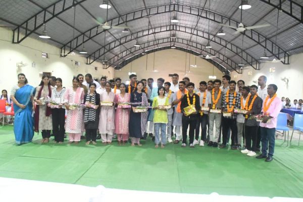 छू लो आसमान के सफल विद्यार्थियों का वन मंत्री श्री केदार कश्यप ने किया सम्मान ,नीट में सफलता हासिल करने वाले विद्यार्थियों को दी शुभकामनाएं, आगे की पढ़ाई में हरसंभव सहयोग का भरोसा