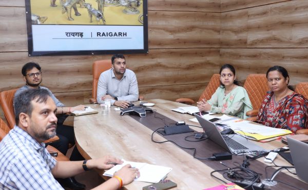 कलेक्टर मयंक चतुर्वेदी ने अधिकारियों को दी सख्त समय-सीमा, सीएम हेल्पलाइन-जनदर्शन की समीक्षा के साथ जलाशयों पर अतिक्रमण रोकने के लिए विशेष सर्वे के निर्देश