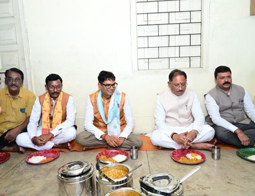 गुरु भक्ति और सादगी की मिसाल: मुख्यमंत्री श्री विष्णु देव साय ने श्रद्धालुओं संग पंगत में बैठकर ग्रहण किया भंडारा प्रसाद