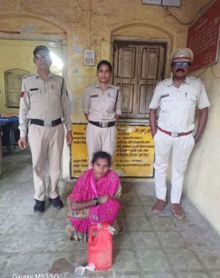 महुआ शराब पर आबकारी विभाग की बड़ी कार्रवाई: 5.2 लीटर अवैध शराब के साथ आरोपी गिरफ्तार, न्यायिक रिमांड पर भेजा गया