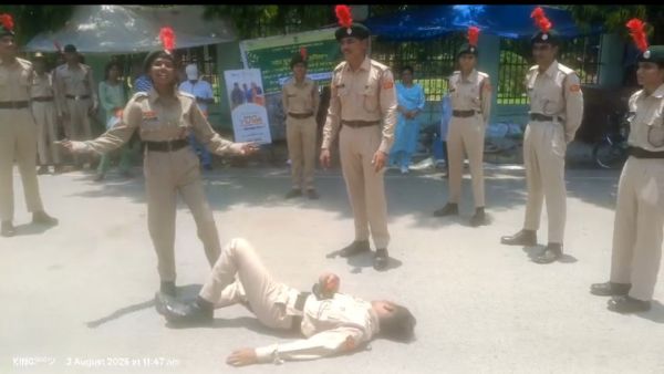 एनसीसी कैडेट्स का नशे के खिलाफ बिगुल: सड़कों पर नुक्कड़ नाटक, 150 से अधिक युवाओं ने ली नशामुक्ति की शपथ