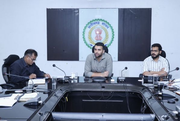 नक्शा बटांकन कार्य में लापरवाही पर कलेक्टर ने अप्रसन्नता जताई,सभी 10 तहसीलदारों को शो कॉज नोटिस जारी करने के निर्देश, एक सप्ताह में प्रगति नहीं होने पर होगी कार्रवा