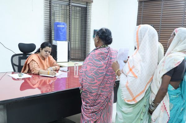 जनदर्शन में अपर कलेक्टर ने सुनीं लोगों की समस्याएं, अधिकारियों को दिए त्वरित कार्रवाई के निर्देश