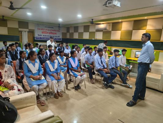 कलेक्टर रोहित व्यास के मार्गदर्शन में 4 दिवसीय कोडिंग प्रशिक्षण जारी, दूसरे दिन विद्यार्थियों ने किया पाइथन कोडिंग का प्रैक्टिकल अभ्यास
