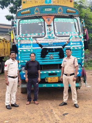 ओडिशा से पूंजीपथरा पहुंचाया जा रहा था 24 टन अवैध स्क्रैप, नाकेबंदी कर पुलिस ने ट्रक दबोचा
