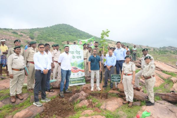 पथरीली पहाड़ियों को हराभरा बनाने रायगढ़ वन विभाग की अभिनव पहल,खरसिया के बोतल्दा में 5 हेक्टेयर क्षेत्र में 5 हजार पौधों का प्रायोगिक रोपण,