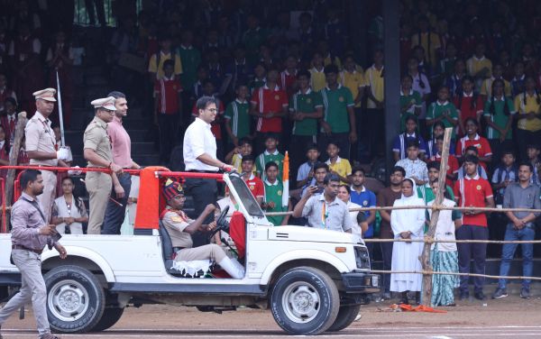 स्वतंत्रता दिवस समारोह की तैयारियों का फुल ड्रेस रिहर्सल में हुआ अंतिम अभ्यास,कलेक्टर की उपस्थिति में शहीद कर्नल विप्लव त्रिपाठी स्टेडियम में हुआ अभ्यास