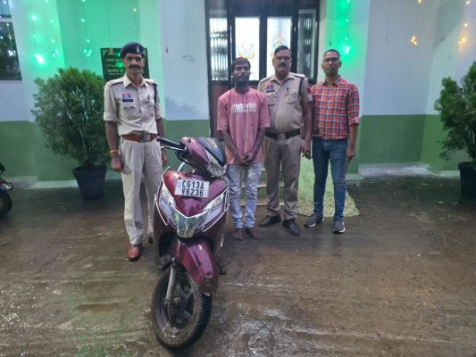 सूने मकान में चोरी की साजिश पर पुलिस का शिकंजा, गश्त टीम ने वारदात से पहले दबोचा आरोपी &mdash; स्कूटी और डंडा जब्त, आदतन बदमाश मार्शल यादव फरार