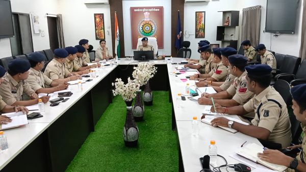 बिलासपुर रेंज में साइबर अपराध पर आईजी की सख्ती&mdash;सभी थानों में रोजाना साइबर पोर्टल लॉगिन अनिवार्य, फर्जी SIM बेचने वाले POS एजेंटों पर FIR और गिरफ्तारी के आदेश, 15 दिन से पुराने बैंक होल्ड मामलों में पीड़ितों को जल्द लौटाई जाएगी ठगी की रकम