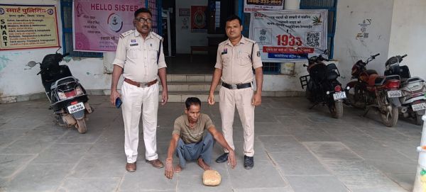पुसौर में गांजा तस्करी पर पुलिस का बड़ा वार, खाद बोरी के पीछे छिपाकर रखा था नशे का सामान; 1.10 किलो गांजा के साथ 45 वर्षीय आरोपी गिरफ्तार, NDPS एक्ट के तहत कार्रवाई
