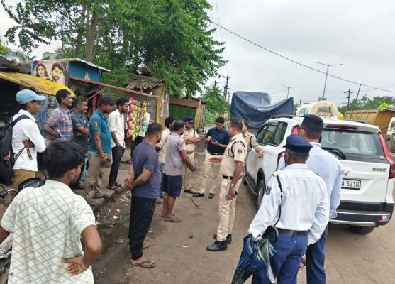 सड़क सुरक्षा को लेकर प्रशासन का बड़ा एक्शन: छातामुड़ा चौक पर हाइवे सेफ्टी टास्क फोर्स ने कसा शिकंजा, सड़क रोकने वाले ट्रक मालिक पर FIR, 24 भारी वाहनों से 49,300 रुपये जुर्माना वसूला