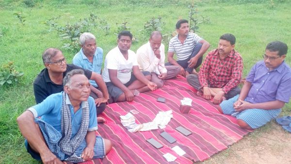 जंगल में जुआ खेल रहे 8 जुआरी गिरफ्तार, ₹11,400 नगद समेत 3 बाइक और 3 मोबाइल जब्त; ऑपरेशन अंकुश के तहत रायगढ़ पुलिस की बड़ी कार्रवाई