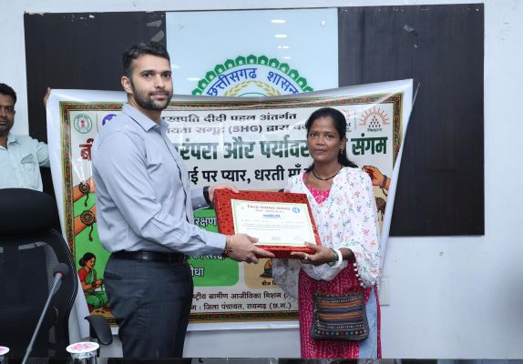 रायगढ़ की महिलाओं का अनोखा नवाचार: धान-मक्का से बनी बीज राखियां, स्नेह के साथ पर्यावरण संरक्षण का संदेश,कलेक्टर को दीदियों ने पहनाई बीज राखी