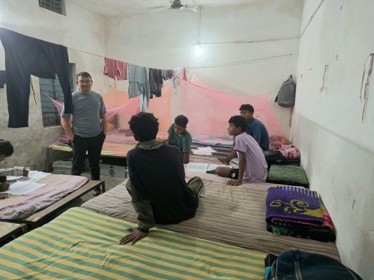 छात्रावासों की व्यवस्थाओं पर कलेक्टर की नजर, राजस्व अधिकारियों ने किया औचक निरीक्षण