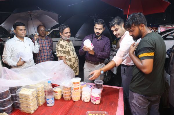 रक्षाबंधन से पहले मिठाई दुकानों पर प्रशासन का शिकंजा, चावला रेस्टोरेंट और कलाकंद मिठाई दुकान से लिए खाद्य पदार्थों के सैम्पल