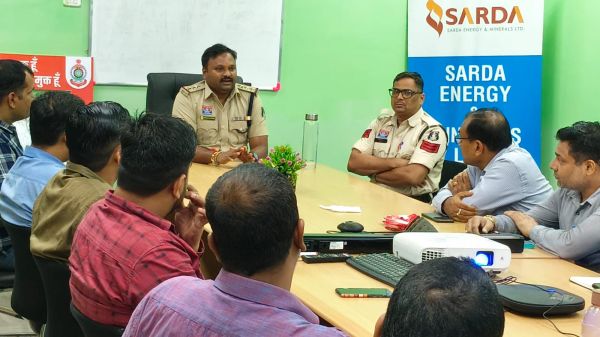 रक्षाबंधन पर रायगढ़ पुलिस का अनोखा &ldquo;साइबर सुरक्षा बंधन&rdquo;, &lsquo;जागरूकता की राखी&rsquo; संग सेल्फी लेकर दिया साइबर ठगी से बचने का संदेश
