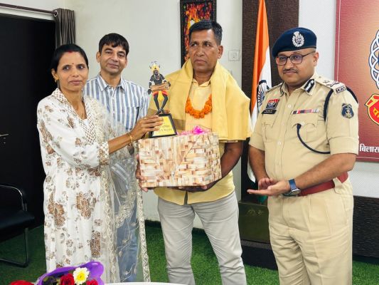 आईजी राम गोपाल गर्ग ने नगर सैनिक व्यासनारायण जायसवाल को दी भावभीनी विदाई, विशेष सुसज्जित वाहन से घर के लिए किया रवाना
