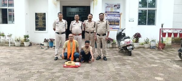 &ldquo;ऑपरेशन आघात&rdquo; में रायगढ़ पुलिस का बड़ा प्रहार: ढिमरापुर चौक पर गांजा बेचने ग्राहक तलाश रहे दो आरोपी गिरफ्तार, 1.120 किलो गांजा और 56 हजार से अधिक का माल जब्त