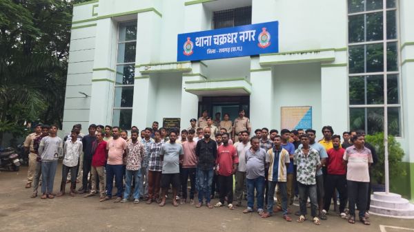 त्यौहारों से पहले रायगढ़ पुलिस का बड़ा एक्शन: भोर में बदमाशों के घर दबिश, 58 गुंडा-निगरानी बदमाशों की थाने में सामूहिक पेशी, हर महीने देनी होगी हाजिरी