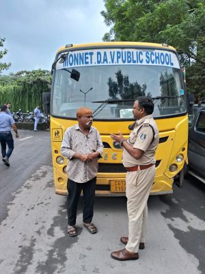 स्कूली बच्चों की सुरक्षित सवारी पर रायगढ़ पुलिस सख्त, स्कूल पहुंचकर वाहनों की शुरू की जांच