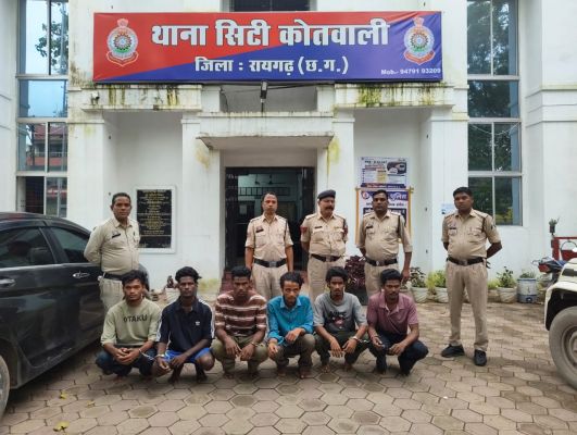 रायगढ़ में त्योहार के बीच गुंडागर्दी पर पुलिस का बड़ा एक्शन, पुरानी रंजिश में युवक पर चाकू-डंडे से जानलेवा हमला करने वाले 6 आरोपी गिरफ्तार, हथियार बरामद कर सभी को भेजा जेल