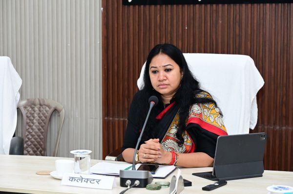 समय-सीमा बैठक में कलेक्टर पद्मिनी भोई साहू सख्त, जनदर्शन और सीएम हेल्पलाइन के लंबित प्रकरणों का शीघ्र एवं संतोषजनक निराकरण करने के दिए निर्देश