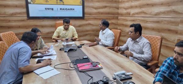 मुख्यमंत्री हेल्पलाइन के लंबित प्रकरणों पर कलेक्टर मयंक चतुर्वेदी सख्त, अधिकारियों को गंभीरता और संवेदनशीलता से त्वरित निराकरण के निर्देश