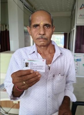 चार साल तक आधार के लिए लगाते रहे चक्कर, आखिर प्रशासन की पहल से मिली सफलता, 75 वर्षीय वासुदेव गुप्ता का आधार अपडेट, अब मिल सकेगा योजनाओं का लाभ
