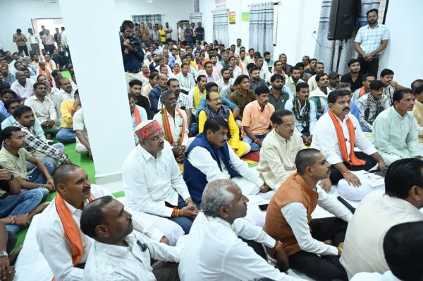 दो साल लगातार देश में सर्वाधिक शुगर रिकवरी का गौरव, भोरमदेव शक्कर कारखाना ने रचा नया इतिहास; 28 हजार गन्ना किसानों को 30 रुपए किलो की रियायती दर पर मिलेगी 50 किलो शक्कर, उप मुख्यमंत्री विजय शर्मा ने वितरण का किया शुभारंभ