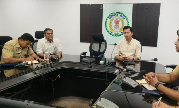रायगढ़ में गणेशोत्सव को लेकर प्रशासन अलर्ट, शांति समिति की बैठक में समितियों को दिए सख्त निर्देश&mdash;रात 10 से सुबह 6 बजे तक लाउडस्पीकर पर प्रतिबंध, वॉलिंटियर्स की जानकारी थाने में होगी जमा