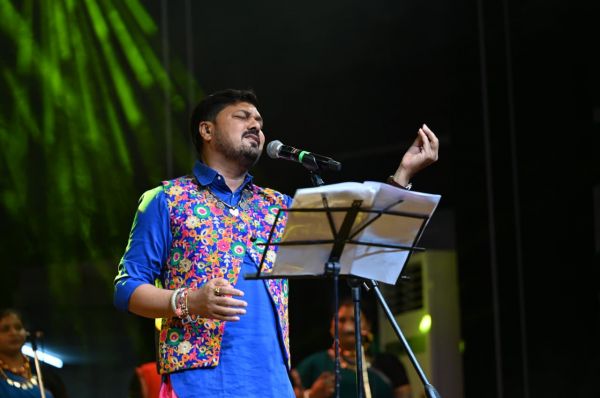 चक्रधर समारोह के पहले दिन छत्तीसगढ़ी लोकधुनों पर झूमा रायगढ़, पद्मश्री अनुज शर्मा की प्रस्तुति ने बांधा ऐसा समां कि तालियों की गड़गड़ाहट से गूंज उठा रामलीला मैदान