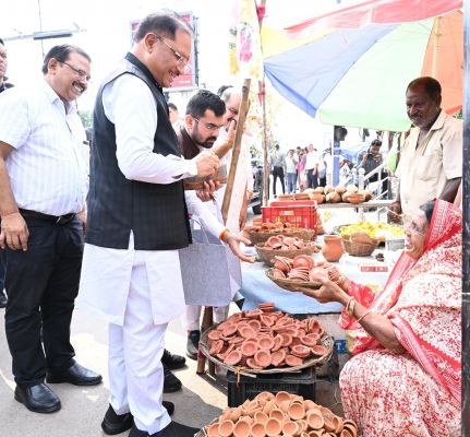 सड़क किनारे दीये बेच रही मीरा के लिए खास बन गया दिन, अचानक पहुंचे मुख्यमंत्री साय ने आत्मीयता से जाना हालचाल, एक हजार रुपए देकर खरीदा दीया और &lsquo;आशीर्वाद का दीया&rsquo; के जरिए दिया सेवा व जनभागीदारी का संदेश