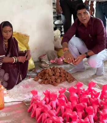 पीएम मोदी के 25 वर्षों के सेवाकाल और जन्मदिवस पर दीये जलाने की अपील ,प्रभारी मंत्री श्री टंक राम वर्मा ने माटी के दीप खरीदकर दिया &lsquo;जनभागीदारी&rsquo; का संदेश