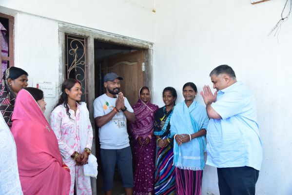 सरकार की योजनाओं का लाभ अंतिम छोर के जरूरतमंद तक पहुंचाना प्राथमिकता, लखनपुर में प्रधानमंत्री आवास योजना के हितग्राहियों से मंत्री राजेश अग्रवाल ने जानी आवास निर्माण की स्थिति और समस्याएं,