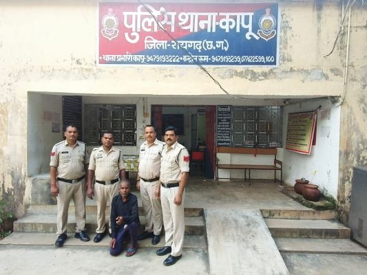 कापू पुलिस ने 24 घंटे में सुलझाई हत्या की गुत्थी, आपसी कहासुनी में ग्रामीण पर टांगी से वार करने वाला आरोपी गिरफ्तार, जंगल से बरामद हुआ वारदात में प्रयुक्त हथियार