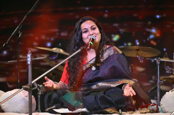 छत्तीसगढ़ी लोकधुनों से सजी मेघा बोस ताम्रकार की सुरमयी प्रस्तुति, चक्रधर समारोह में मंत्रमुग्ध हुए दर्शक