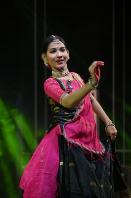 कथक की नजाकत, भावाभिव्यक्ति और लयकारी से गीतिका चक्रधर ने बांधा समां, चक्रधर समारोह की संगीत संध्या में युवा कलाकार की शानदार प्रस्तुति ने जीता दर्शकों का दिल