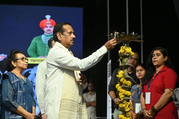 महाराजा चक्रधर सिंह की कला साधना और रायगढ़ की सांस्कृतिक विरासत को समर्पित चक्रधर समारोह के दूसरे दिन देवेंद्र प्रताप सिंह ने किया दीप प्रज्वलन