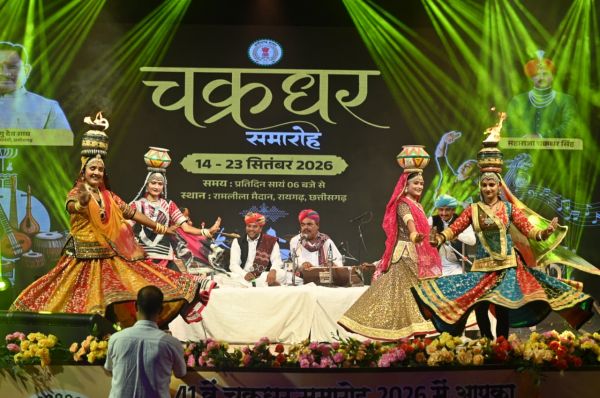 कालबेलिया की लचक, घूमर की थिरकन और लोकधुनों की मिठास ने जीता दिल, चक्रधर समारोह में बाड़मेर के कलाकारों ने रचा राजस्थानी रंग