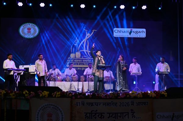 चक्रधर समारोह की तीसरी शाम छत्तीसगढ़ी लोकगीतों की मधुर धुनों से हुई संगीतमय, नीलेश जोगी म्यूजिकल ग्रुप की प्रस्तुति पर तालियों से गूंजा रामलीला मैदान