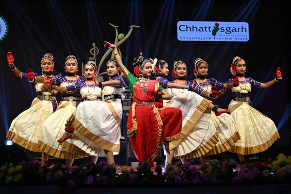 भरतनाट्यम की भाव-भंगिमाओं से सजी चक्रधर समारोह की सांस्कृतिक शाम, डॉ. दीपिका सरकार ने &lsquo;गणेश कौतुवम&rsquo;, &lsquo;देवी स्तुति&rsquo; और &lsquo;स्वागतम् कृष्ण&rsquo; से बांधा समां