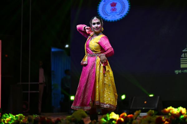 चक्रधर समारोह की सांस्कृतिक संध्या में कथक के पारंपरिक रंगों से सजा मंच, इंदौर की युवा नृत्यांगना जयात्रा दवे ने लय, ताल, भाव-भंगिमा और पद-संचालन की शानदार प्रस्तुति से दर्शकों को किया मंत्रमुग्ध
