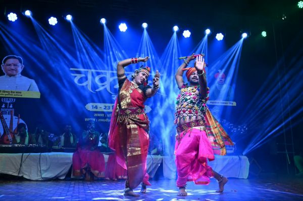 चक्रधर समारोह की तीसरी शाम भूपेन्द्र साहू की लोकमंच पर सजी छत्तीसगढ़ी संस्कृति की रंगीन छटा, गीत-नृत्य और परंपराओं ने दर्शकों को बांधा