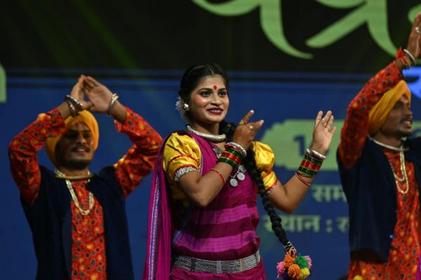 &lsquo;अरपा पैरी के धार&rsquo; से कर्मा गीतों तक डॉ. पायल साहू ने बिखेरी लोकसंगीत की मिठास, छत्तीसगढ़ी संस्कृति के रंगों से सजा चक्रधर समारोह का तीसरा दिन