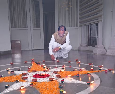 प्रधानमंत्री नरेंद्र मोदी के जन्मदिवस पर मुख्यमंत्री विष्णु देव साय ने अपने निवास पर जलाया &lsquo;आशीर्वाद का दीया&rsquo;, स्वस्थ, सुदीर्घ और यशस्वी जीवन की कामना के साथ सेवा और राष्ट्र निर्माण को समर्पित 25 वर्षों की यात्रा को बताया प्रेरणादायी