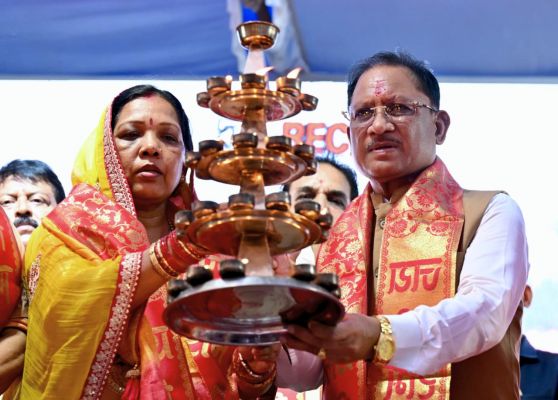 प्रधानमंत्री मोदी के 76वें जन्मदिवस पर रायपुर में भव्य दीपोत्सव, सवा लाख दीपों से रोशन हुआ महादेव घाट; खारुन मैया की महाआरती में शामिल हुए मुख्यमंत्री साय, प्रदेशवासियों की ओर से दीर्घायु जीवन की कामना