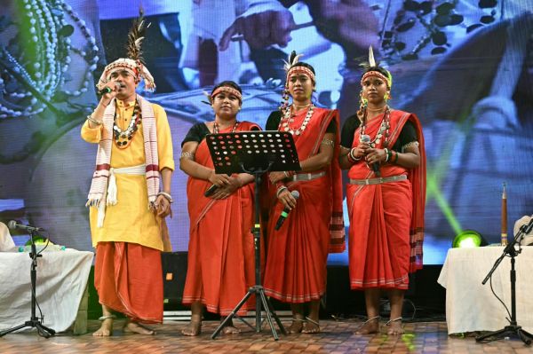 चक्रधर समारोह में &lsquo;बादल&rsquo; आसना ने बिखेरी बस्तर की लोक संस्कृति की छटा ,गौर सिंग और धुरवा मंडई लोकनृत्य ने दर्शकों को कराया बस्तर की समृद्ध परंपराओं से रूबरू
