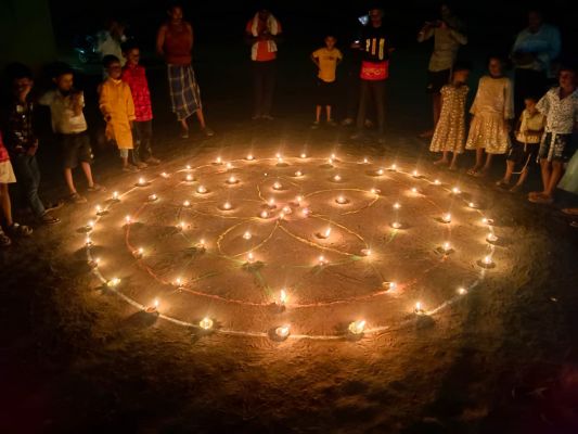 सेवा संकल्प अभियान के पहले दिन रायगढ़ में दिखी जनभागीदारी की रोशनी, करीब 5 लाख &lsquo;आशीर्वाद के दीयों&rsquo; से शहरी-ग्रामीण क्षेत्रों में गूंजा सेवा, सहभागिता और विकसित भारत का संदेश