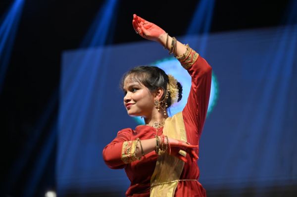 तीन वर्ष की उम्र से शुरू हुई कथक साधना ने चक्रधर समारोह के मंच पर रचा भाव और लय का अद्भुत संगम, अंजिनी मिश्रा की कृष्ण वंदना से सजी पांचवीं सांस्कृतिक संध्या